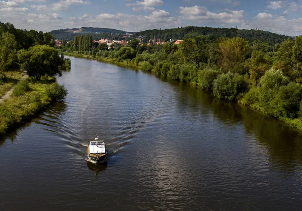 Uferlandschaft, Boot auf dem Fluss, Sommertag.Blick von oben. — Stockfoto