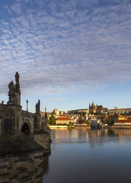 Sabah, Prag Kalesi, eski şehir ve köprü görünümü. Prague.Czech Cumhuriyeti, Avrupa seyahat. — Stok fotoğraf