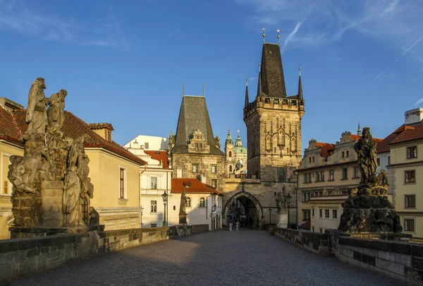 Die Karlsbrücke mit ihrer Statuette, der Brückenturm der Kleinstadt und der Turm der Judith-Brücke. Im Hintergrund sieht man die wunderschöne Kathedrale des hl. Nicholas.Prag, Tschechische Republik. — Stockfoto