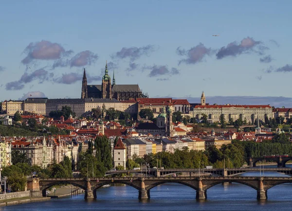 Panoramiczny widok na stare miasto, Zamek Praski Saint Vitus Cathedra. Mosty nad Wełtawą. Praga, Republika Czeska. — Zdjęcie stockowe