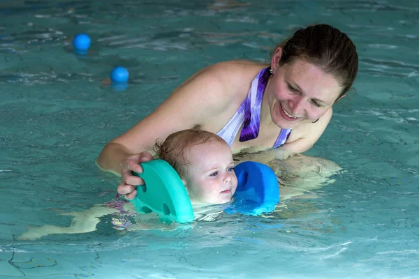 Yüzme dersi anne ile mutlu küçük kıza.