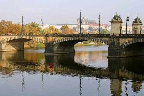 Prag Kalesi ve puslu bir sonbahar sabahı Vltava Nehri Köprüsü manzarasına. Prag. Çek Cumhuriyeti . — Stok fotoğraf