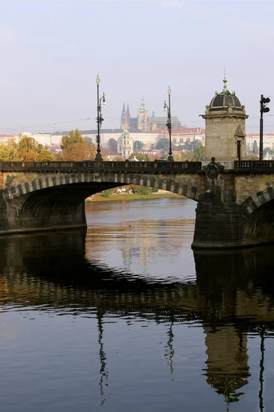 Prag Kalesi ve puslu bir sonbahar sabahı Vltava Nehri Köprüsü manzarasına. Prag. Çek Cumhuriyeti . — Stok fotoğraf