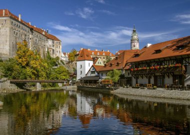 Esk Krumlov ve güzel bir şehir peyzaj sonbahar güneşli günde Köprüsü manzarasına. Çek Cumhuriyeti. Tarihi şehir. UNESCO Dünya Mirası.
