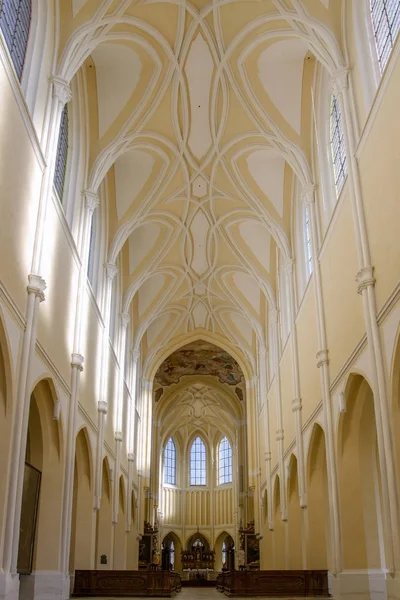 Interieur bekijken aanname van onze Lieve-Vrouwekathedraal Sint Jan de Doper en voormalig klooster in Kutna Hora, Tsjechië. — Stockfoto
