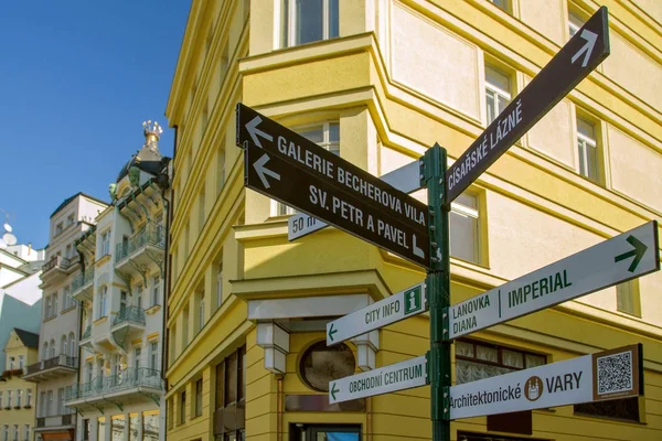 Señal de calle de información en Karlovy Vary en el fondo del edificio. República Checa . —  Fotos de Stock