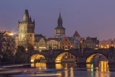 Gece Nehri Vltava ve Charles Köprüsü manzarasına. Prague, Çek Cumhuriyeti.