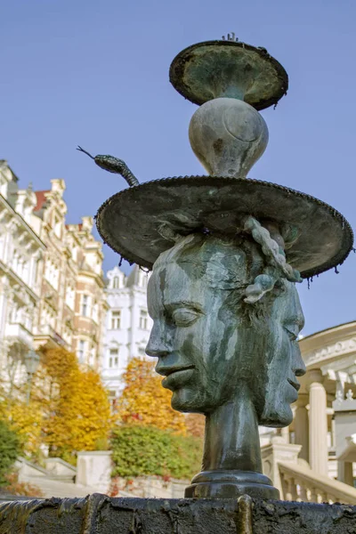 Fontana di lacrime con acqua termale.Il centro storico di Karlovy Vary. Repubblica ceca  . — Foto Stock