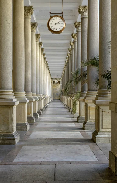 Karlovy Vary'da Mill Colonnade (Mlynska kolonada). Termal spa Karlovy Vary.The tarihi merkezi. Çek Cumhuriyeti — Stok fotoğraf