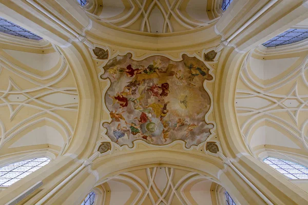 Cúpula en el interior, Catedral de la Asunción de Nuestra Señora y San Juan Bautista y antiguo monasterio en Kutna Hora, República Checa . —  Fotos de Stock