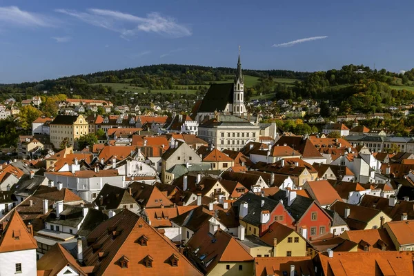 チェスキー ・ クルムロフ、晴れた日の美しい街並みの眺め。チェコの Republic.Historical の町。ユネスコの世界遺産. — ストック写真