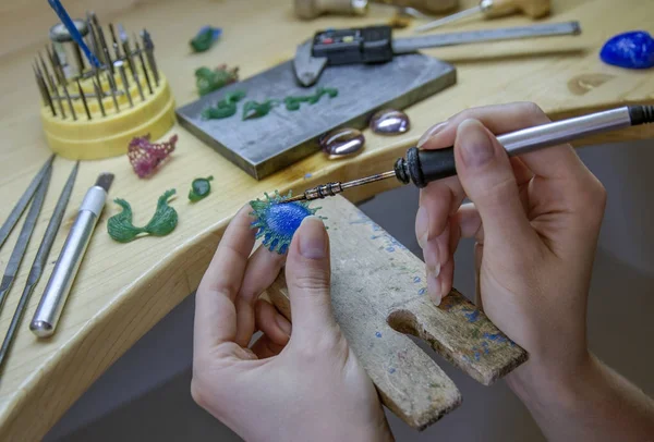 Meslek kuyumcu. El sanatları takı yapımı. balmumu ile çalışma. 