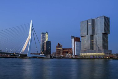 Rotterdam şehir merkezinde akşam. Erasmus bridge Rotterdam Meuse Nehri üzerinde. Gökdelenler kıyısında. Güney Hollanda. Hollanda. Rotterdam. 