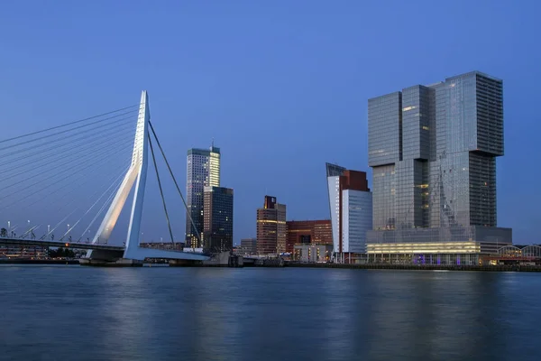 夕方にはロッテルダム市内中心部 エラスムスは ロッテルダムのムーズ川に架かる橋します 海岸の高層ビル 南ホラント州 オランダ ロッテルダム — ストック写真