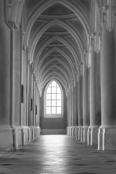 Görüntü siyah beyaz kemerler. Kutsal bakire ve St. John varsayımı katedralde Baptist ve Kutner Hora, Kutna Hora eski manastırda arch. Çek Cumhuriyeti. Unesco Dünya Mirası kilisesidir.