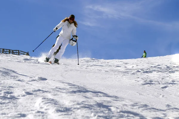 Spindleruv Mlyn, Çek Cumhuriyeti üzerinde Mart 03 2013.Young aktif kadın Dağları nın yamaçlarında kış güneşli bir günde Kayak.