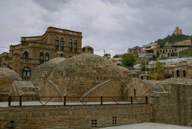 Eski Gürcü banyolarında antik Tiflis - Abanotubani bölgesidir. Mtkvari (Kura) Nehri'nin kıyısında yer almaktadır.