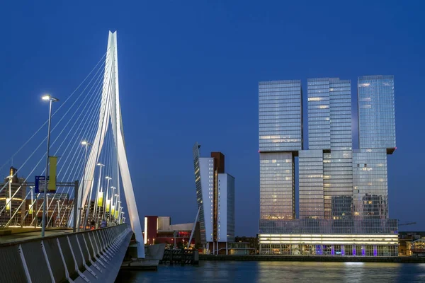 Rotterdam Centro Città Sera Una Vista Sul Ponte Erasmus Grattacieli — Foto Stock