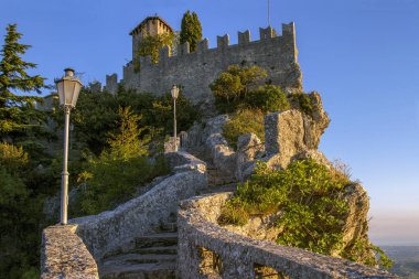 Güzel bir manzara Guaita ortaçağ kalesi. Monte Titano. Sabah sabah. San Marino .