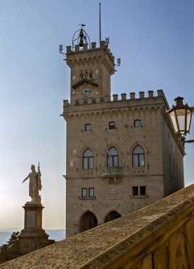 San Marino sabah. Palazzo Pubblico (kamu yer) şehrin belediye binası var. Resmi hükümet binası ve ve Özgürlük heykeli .