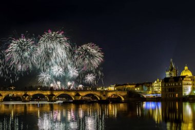 Charles Köprüsü ve Vltava Nehri üzerinde renkli havai fişek. Prag tarihi merkezi. Çek Cumhuriyeti.