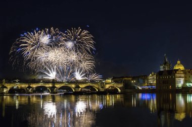 Charles Köprüsü ve Vltava Nehri üzerinde renkli havai fişek. Prag tarihi merkezi. Çek Cumhuriyeti.