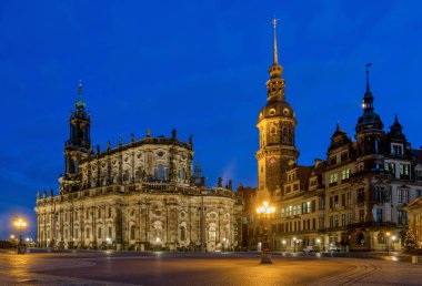 Eski Şehir Dresden tarihi merkezi. Holy Trinity (Katholische Hofkirche) ve Dresden kale katedral. Gece sahne. Saxony, Almanya . 