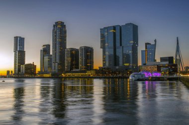 Rotterdam şehir merkezinde akşam. Güney Hollanda. Gökdelenler kıyısında. Rotterdam, Hollanda.