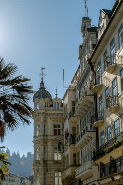 Tarihi Merkezi, Karlovy Vary. İyi bilinen tatil kasabası mimarisi. Güneşli sabah. Çek Cumhuriyeti