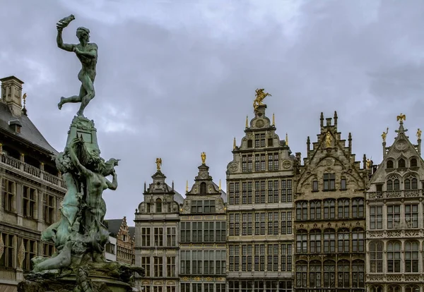 Fontana de Brabo ve Antwerp Grote Markt meydanında tarihi binalar. Antwerp ana cazibe. Bulutlu bir günde filolar evlerin. Belçika. 