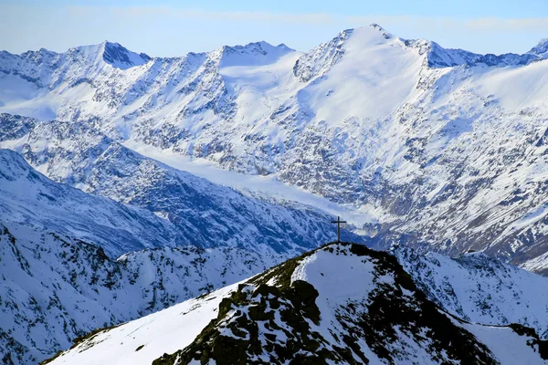 Vinterlandskap Österrike Alperna Stubai Glaciären Höjden 3210 Kors Snötäckta Berg — Stockfoto
