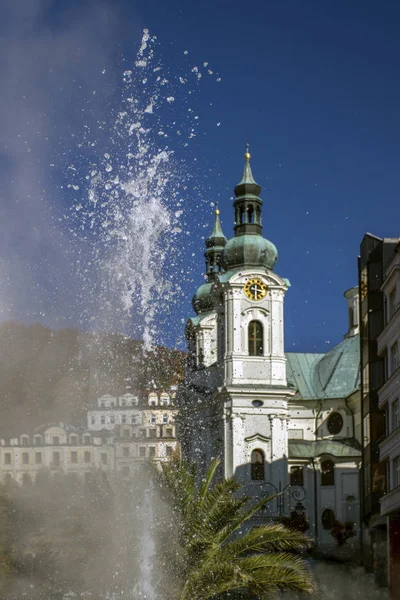 カルロヴィ ヴァリのサーマルスプリングは 晴れの朝には異なります チェコ共和国 温泉で有名なサーマルスパ — ストック写真