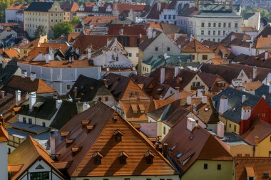 Çatılar eski şehrin Cesky Krumlov kırmızı taşlarla inşa edilmiştir. Tarihi kent. UNESCO Dünya Mirası.