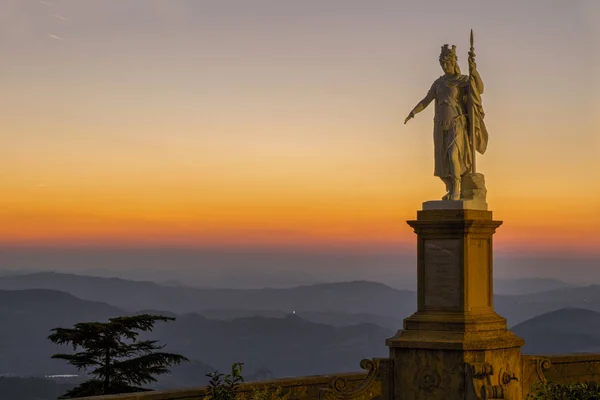 Statua Wolności Republika San Marino Tle Nieba Zmierzchu Zachodzie Słońca — Zdjęcie stockowe