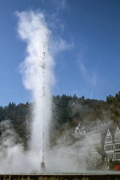 Karlovy Vary'da termal spa. Çeşme Termal su ile. Havuzun üzerinde odaklanın. Havuzun üzerinde odaklanın. Çek Cumhuriyeti.