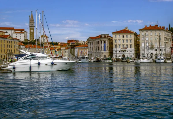 Portoroz, Slovenya marina küçük bir kasaba ve onun marina içinde Adriyatik yer. Avrupa. Yaz tatili. Gevşeme kavramı. 