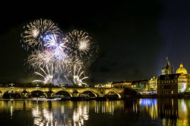 Charles Köprüsü ve Vltava Nehri üzerinde renkli havai fişek. Prag tarihi merkezi. Çek Cumhuriyeti.