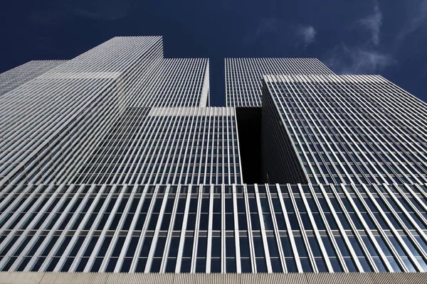 Rotterdam, Hollanda. 01 Temmuz 2015. Modern Rotterdam'da bina, Rem Koolhaas office mavi gökyüzüne karşı kuleleri,.