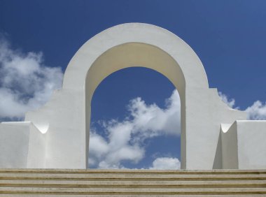 Mavi bulutlu gökyüzü kadar yönlendirilmiş yukarı merdiven. Mimari Detaylar ve cephe Arch .