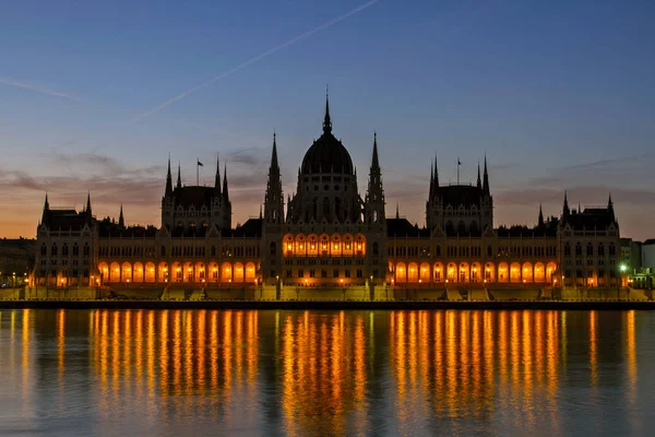 View Hungarian Parliament Building Danube River Daybreak Budapest Hungarian Landmarks — Stock Photo, Image