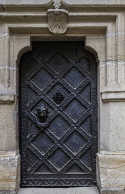 Sağlam kapı kale taş duvar tarafından çevrili. Gotik tarzı. Çek Cumhuriyeti.