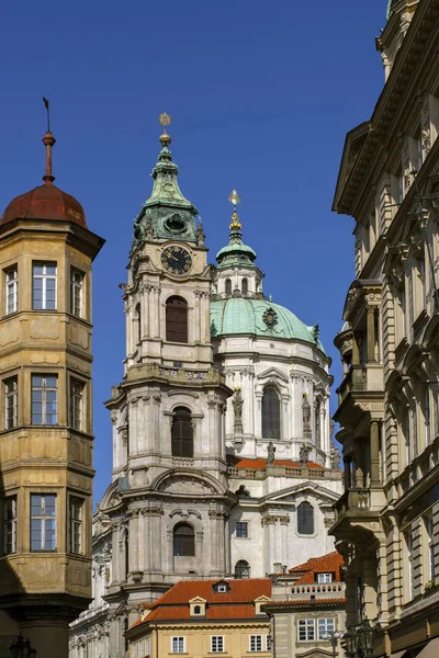 布拉格 在老城的圣尼古拉斯大教堂 布拉格的历史中心 美丽的城市景观 历史镇 捷克共和国 欧洲旅行 — 图库照片
