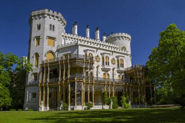 Güzel Kale Hluboka nad Vltavou güzel bahçe ve mavi gökyüzü ile. Çek Cumhuriyeti Güney Bohemya'da yer almaktadır. Çek Cumhuriyeti'nde Simgesel Yapı.