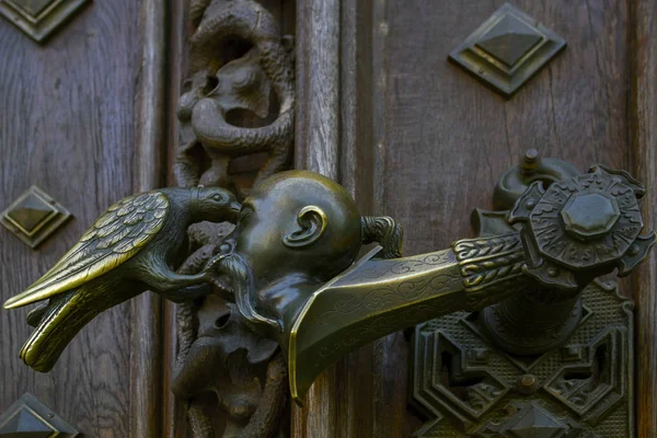 Antik metal dekoratif kapı Kale Hluboka, Hluboka nad Vltavou, South Bohemia, Çek Cumhuriyeti tarihi chateau işler. Yakın çekim.