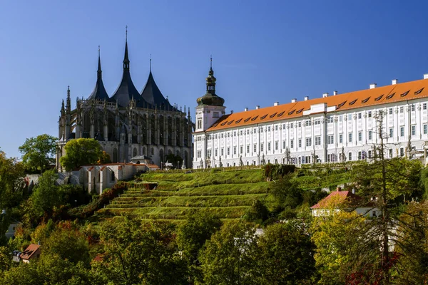 クトゥン ホラの歴史的中心部 聖バーバラとイエズス会の大学の教会を表示します 中央ヨーロッパで最も有名なゴシック様式の教会の一つユネスコ世界遺産 チェコ共和国 — ストック写真