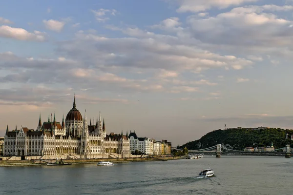 Nézd Magyar Parlament Épülete Duna Folyó Mellett Európai Utazási Budapest — Stock Fotó