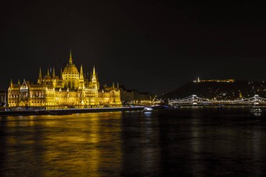 Tuna Nehri 'nin yanındaki Macar Parlamento Binası' na bakın. Avrupa seyahati Gece sahnesi. Budapeşte. Macarca.
