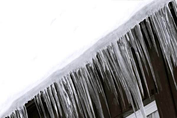 Stagione Ghiaccioli Sul Tetto Della Casa Alloggio Concetto Invernale — Foto Stock