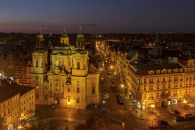 Prag, Çek Cumhuriyeti. 21 Ekim 2018 'de. Prag ve Old Town Meydanı 'ndaki Paris caddesinin havadan görüntüsü. Gece sahnesi. Tarihi merkez. Avrupa seyahati. Gotik Tyn Katedrali 'nin havadan görünüşü, Eski Şehir Meydanı, Gece Sahnesi.