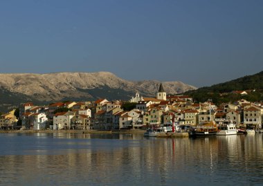  Baska ve Marina 'nın küçük bir kasabasının panoramik manzarası. Hırvatistan tatili. Krk Adası. Adriyatik kıyıları, Hırvatistan, Avrupa. Yaz tatili. Rahatlama kavramı. Hırvatistan plajları. 